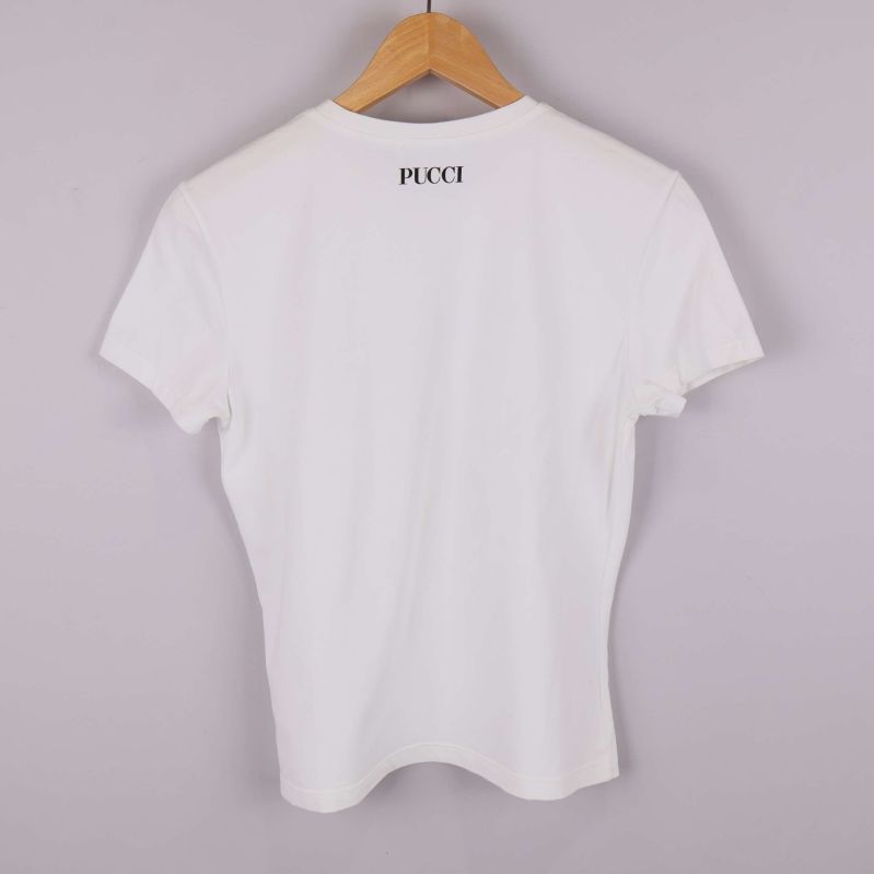 Baksida på vit t-shirt med diskret Pucci-logga i nacken