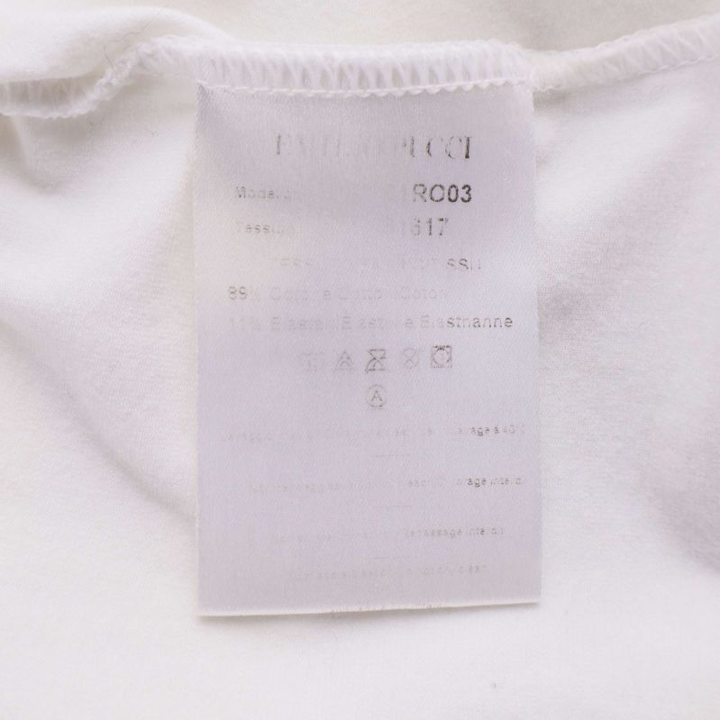 Materiallapp på insidan av vit t-shirt visar bomullsblandning