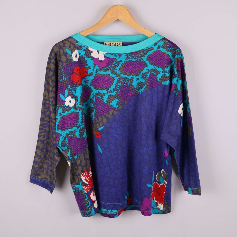 Framsida av blått och mönstrat Escada-tröja med blommor