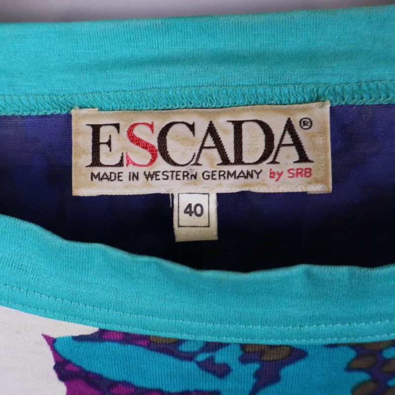 Närbild på Escada-logotyp och storlek 40 i halsen