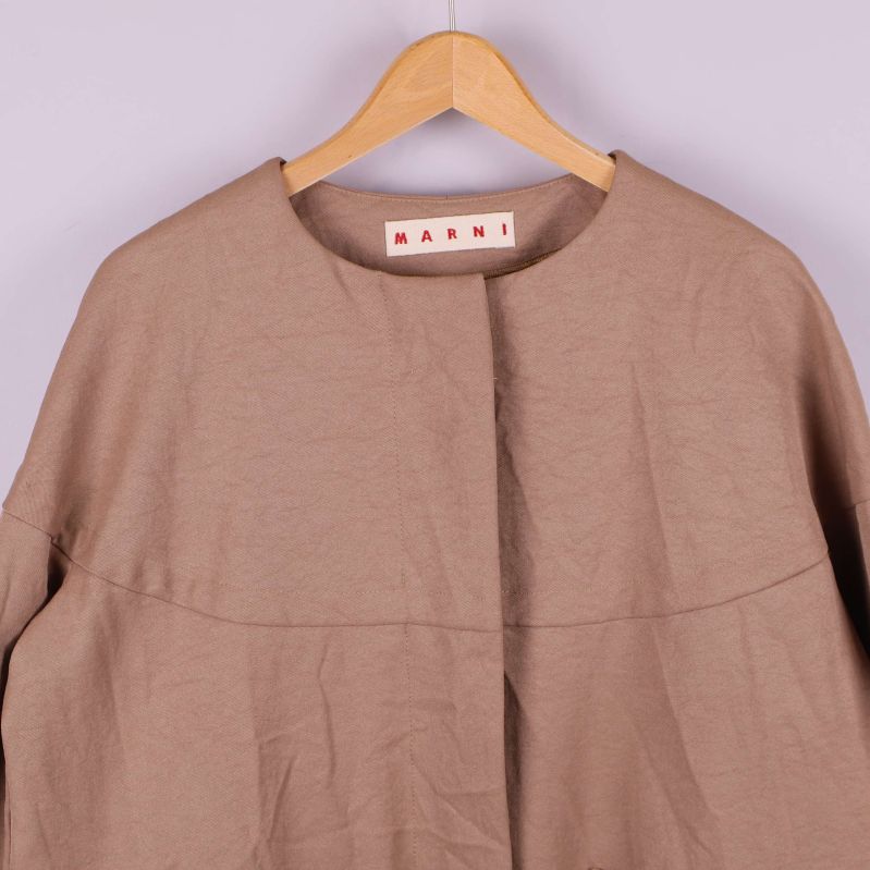 Övre del av jacka visar krage och axelparti