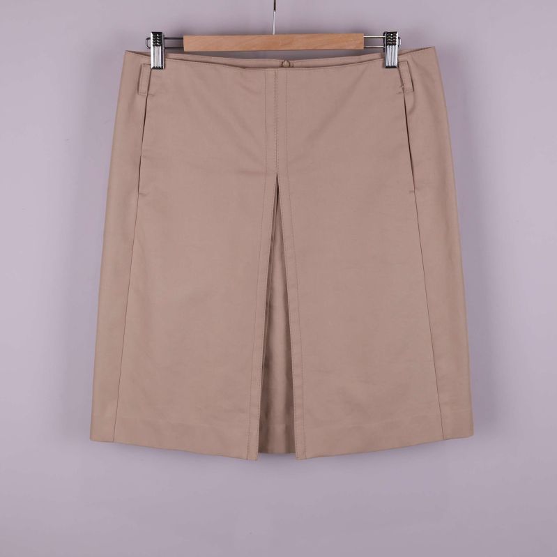 Beige rak kjol framifrån med sprund