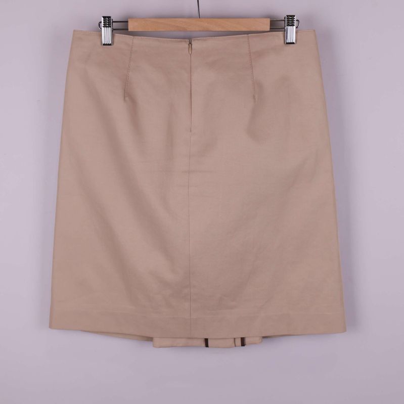 Beige rak kjol bakifrån med enkel design