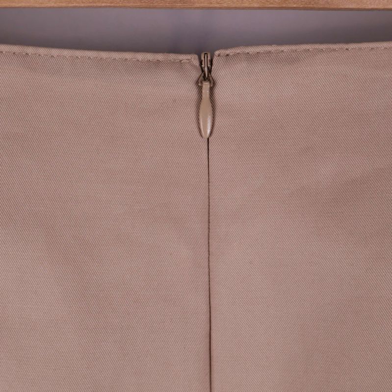 Närbild på den dolda dragkedjan på kjolens baksida