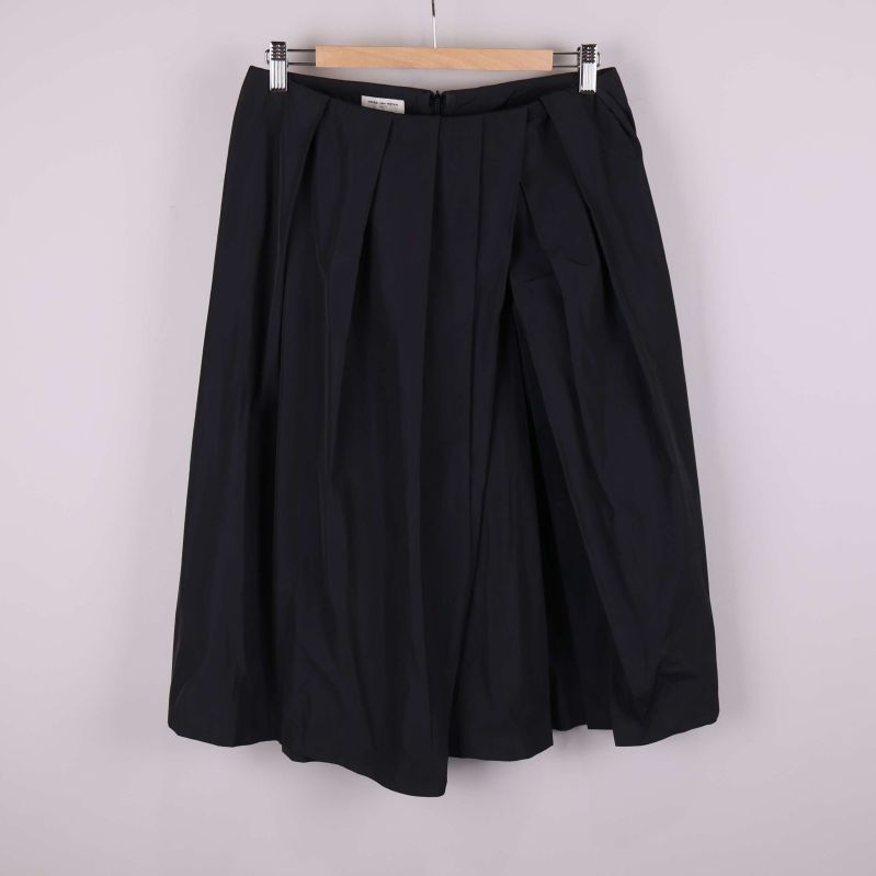 Svart midikjol med veck fotograferad framifrån