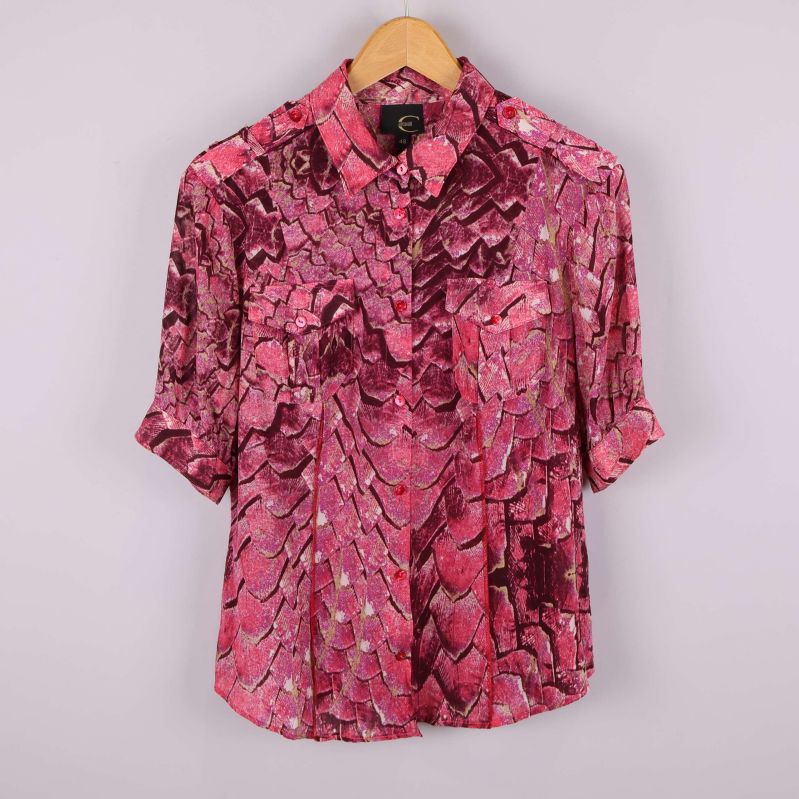 Framsida av rosa och vinröd kortärmad blus med mönster och bröstfickor