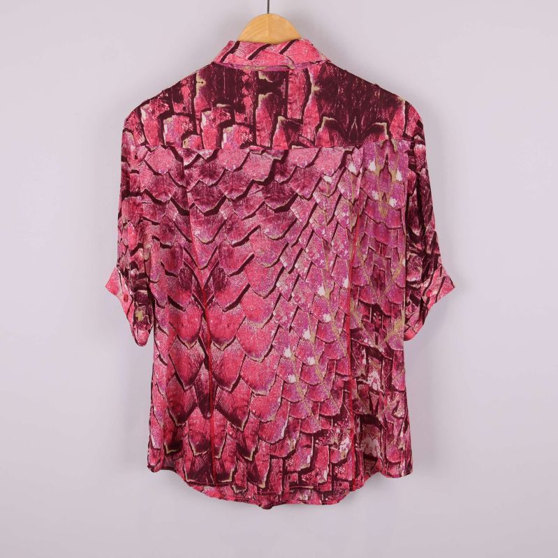 Baksidan av rosa och vinröd blus med genomgående mönster och kort ärm