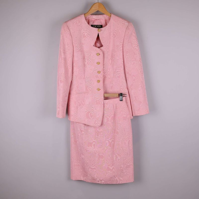 Rosa kostym set med kavaj och kjol på galge