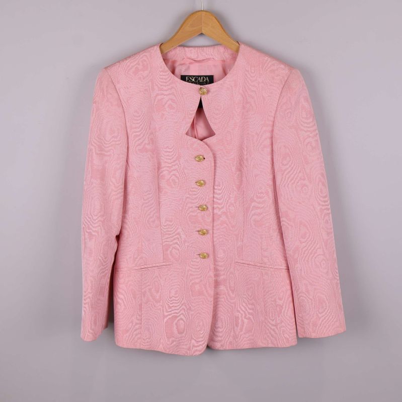 Rosa kavaj med guldknappar och strukturmönster