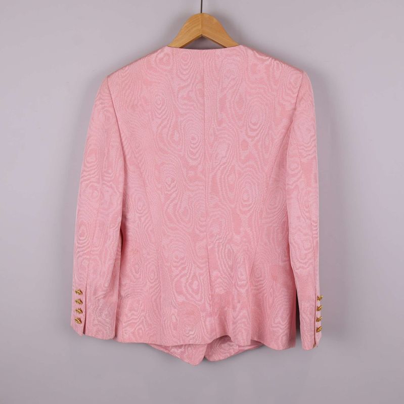 Baksidan av rosa kavaj med fläckar