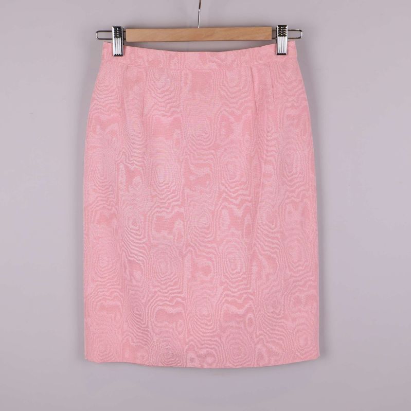 Knälång rosa kjol med strukturmönster framifrån