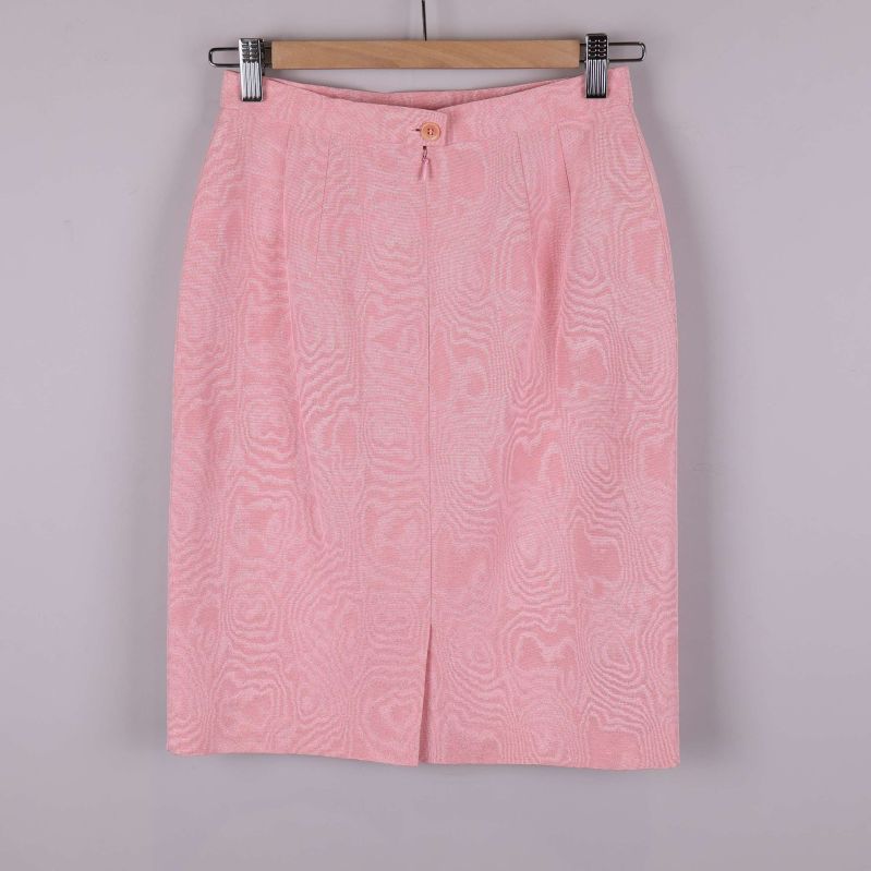 Rosa kjol bakifrån med sprund och knapp