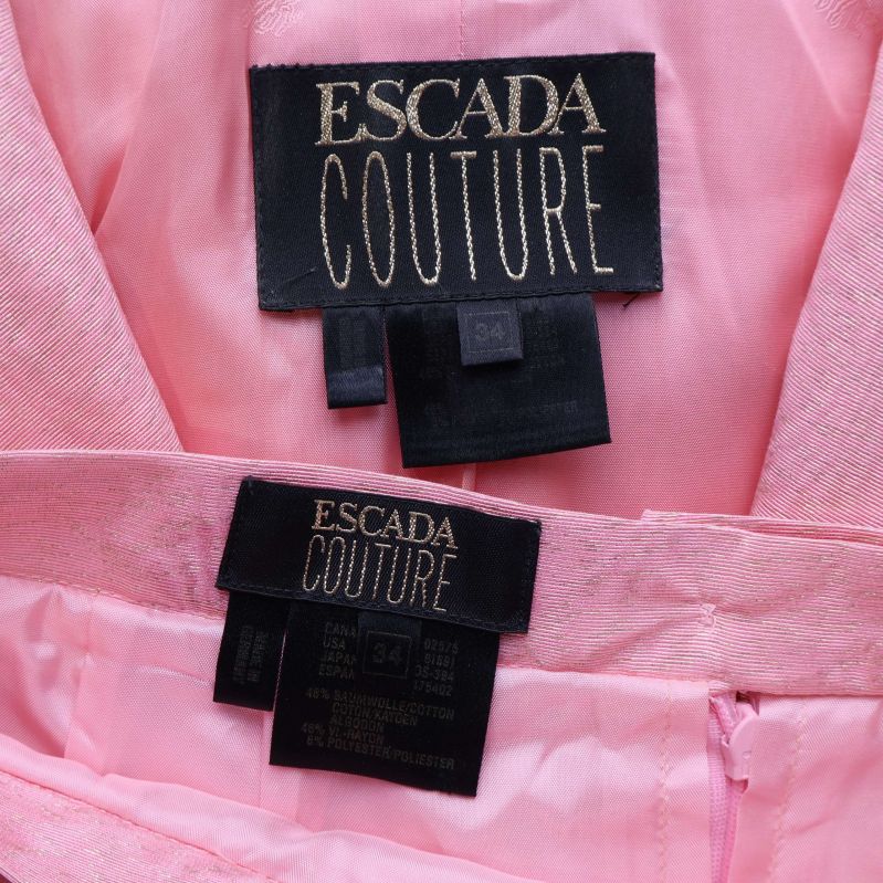 Närbild på Escada Couture etiketter i svart med guldtext