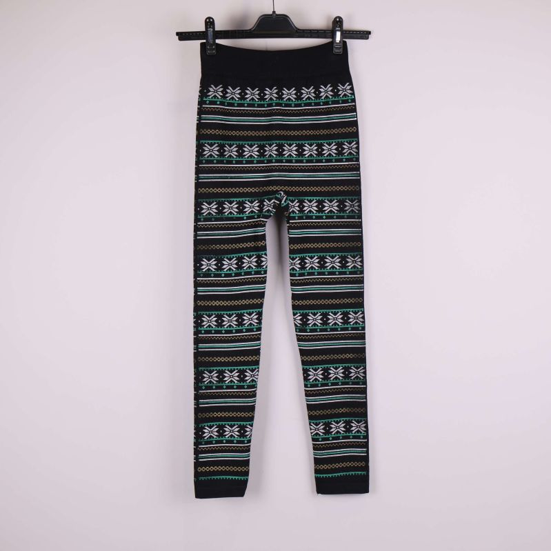 Helsvarta mönstrade tights med gröna och vita detaljer hängande på galge