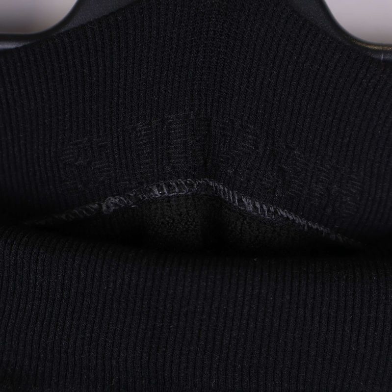 Närbild på insidan av tightsen med borstad svart yta