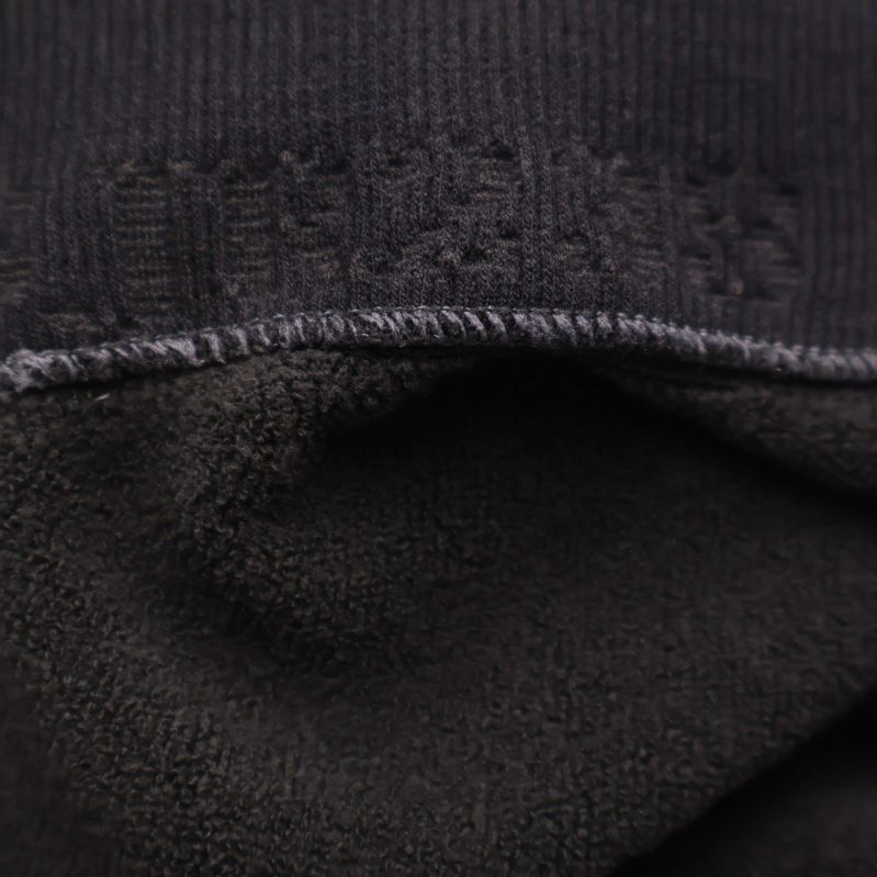 Närbild på svart resår och insida av tightsen