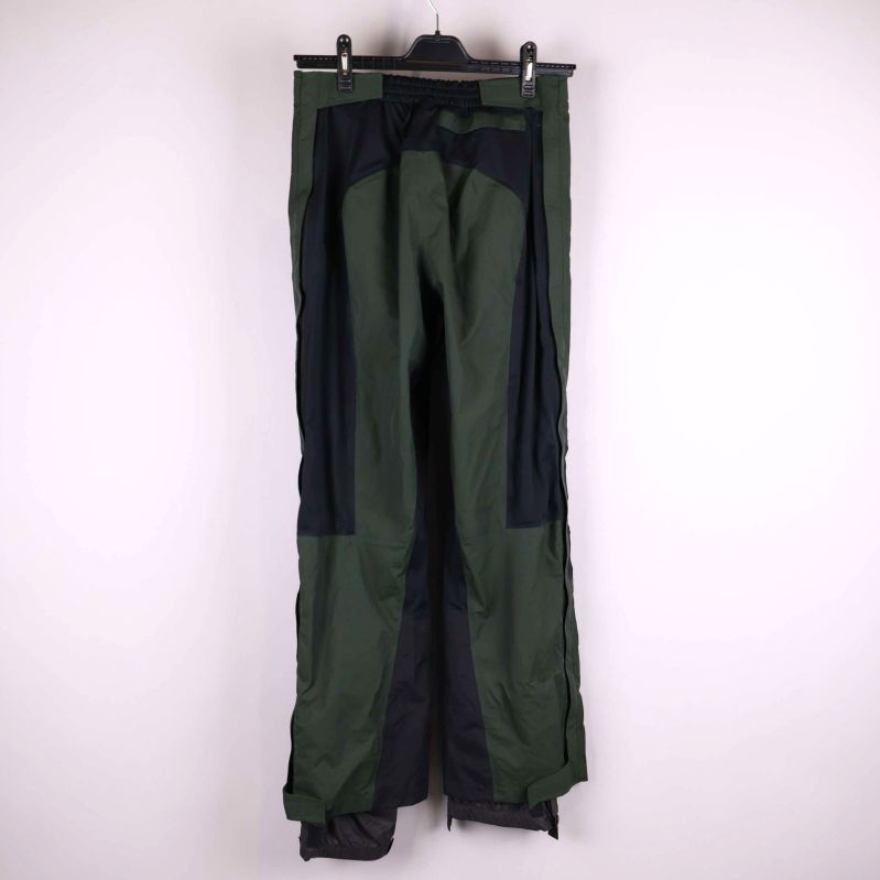 Baksidan av gröna byxor med svarta paneler