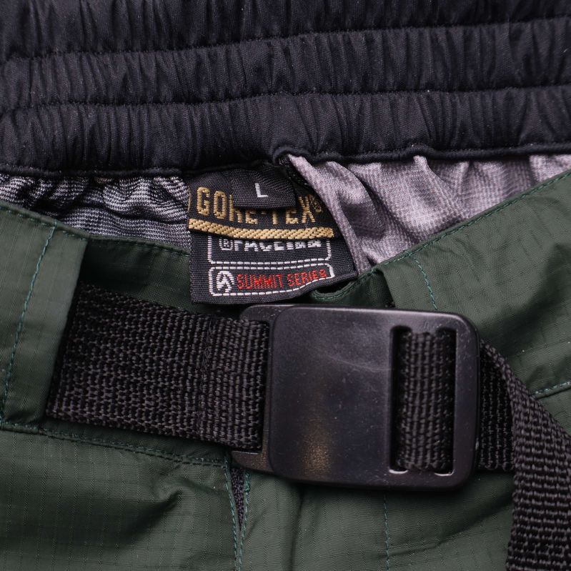 Närbild på bälte och GORE-TEX-lapp i midjan