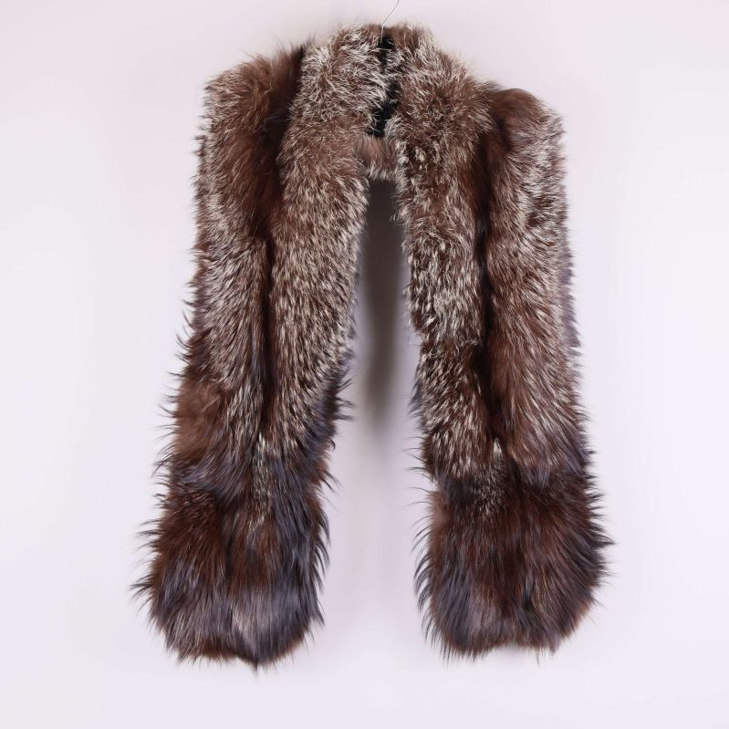 Helbild på lång scarf i brun fuskpäls