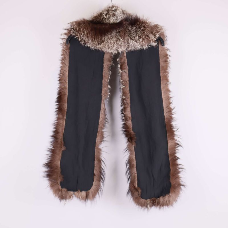 Baksidan av scarf med slät svart insida synlig