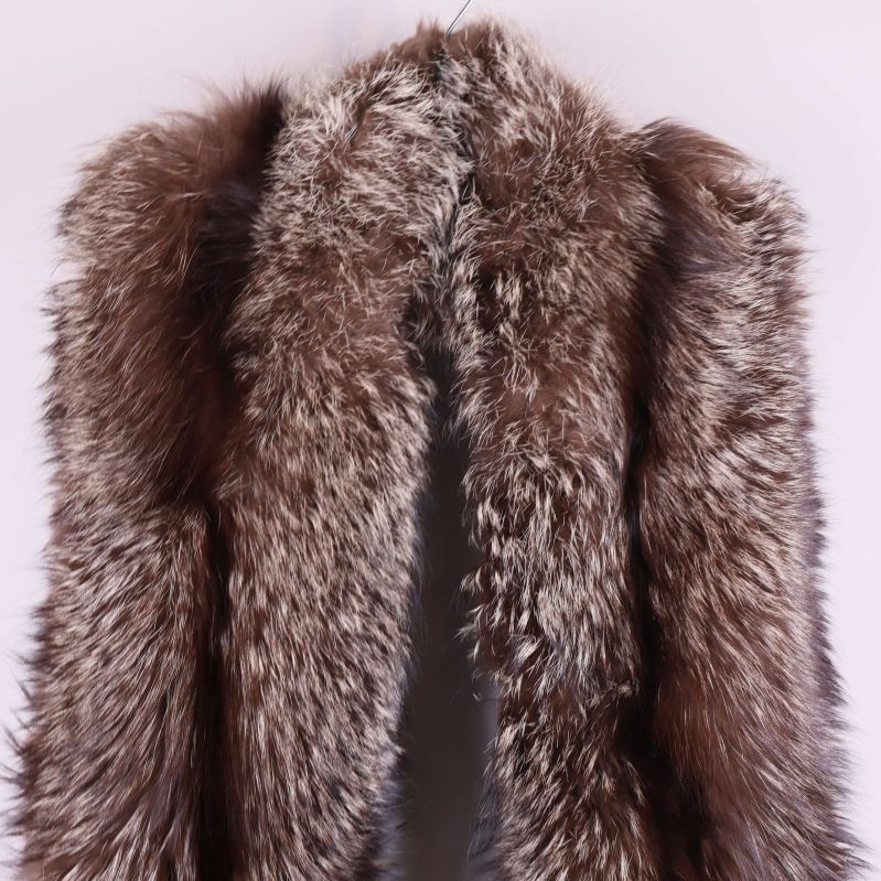 Närbild på den fluffiga pälsen framtill i olika bruna nyanser