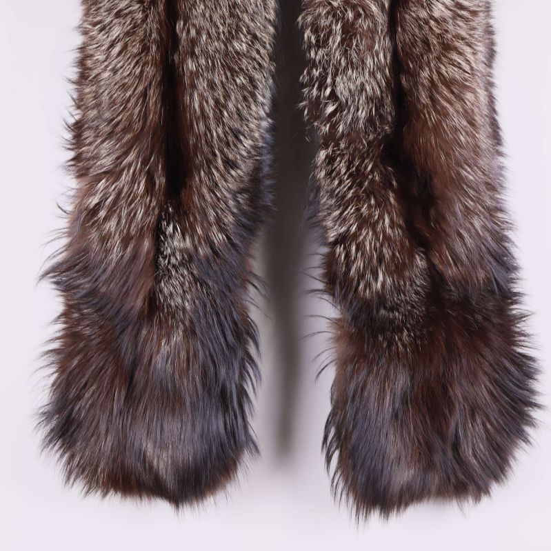 Scarvens nedre delar med tät och volumniös fuskpäls