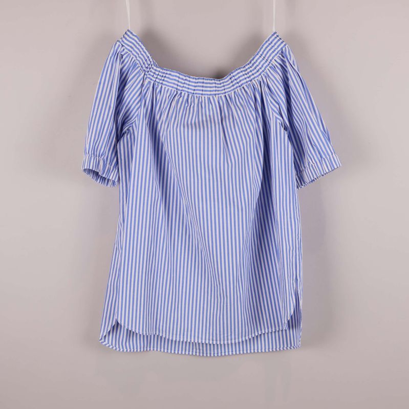 Off shoulder klänning med blåvita vertikala ränder framifrån