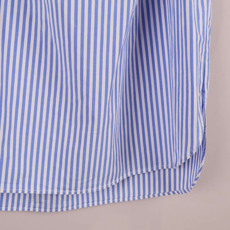 Närbild av klänningens randiga tyg och nedre kant