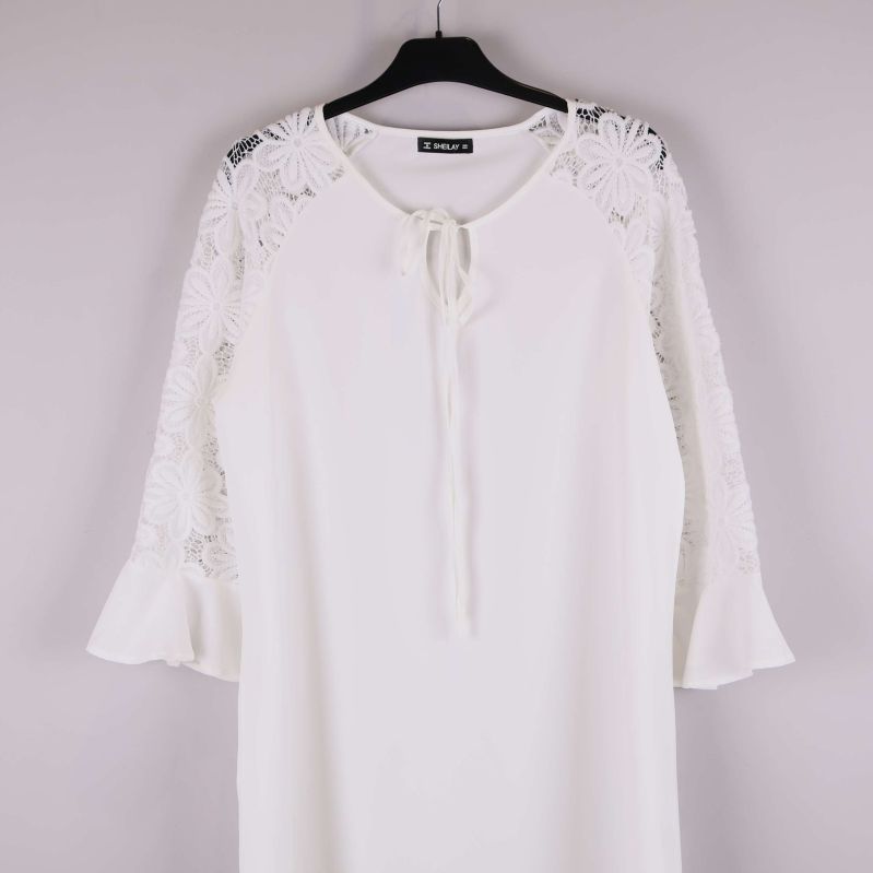 Halsringning framtill med knytband på klänning