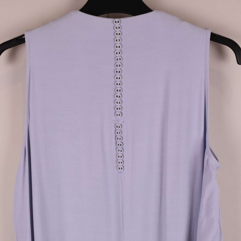 Närbild av knapprad längs rygg på klänning