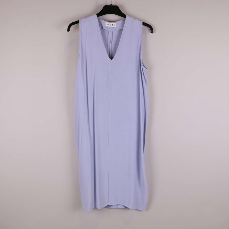 Ärmlös ljuslila klänning med v-ringning fram