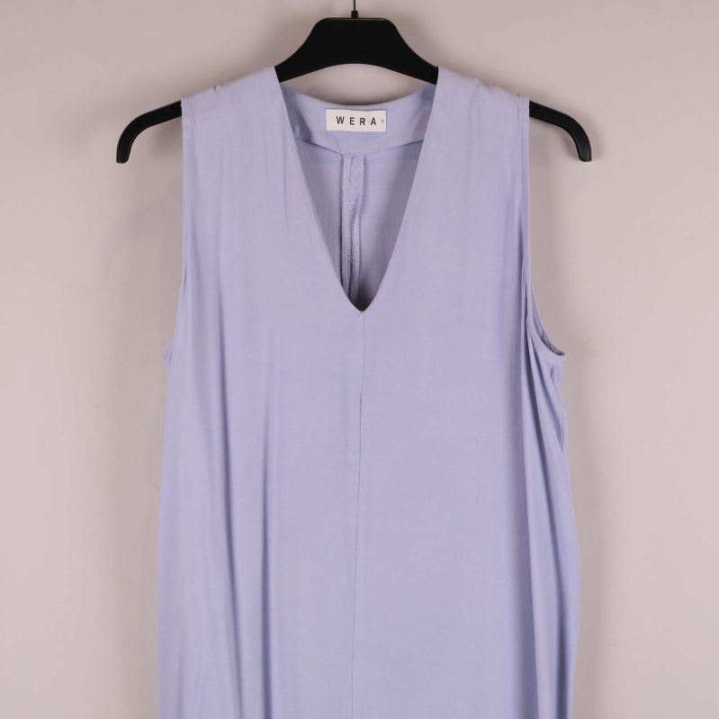 Övre del av ljuslila klänning med WERA-etikett synlig