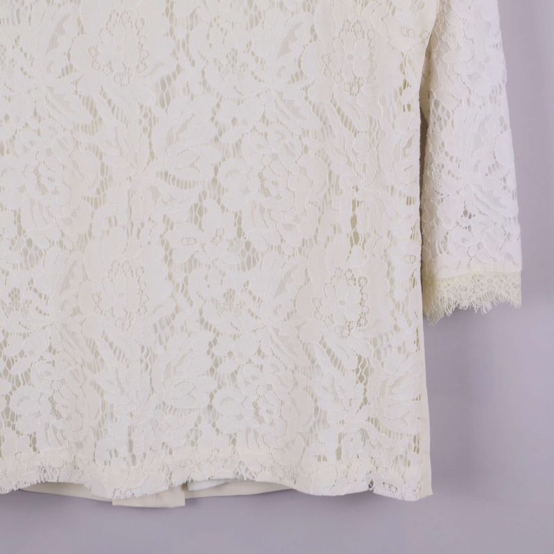 Nedre del av blus med spets och kantdetaljer