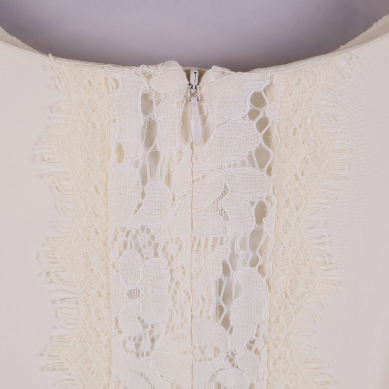 Närbild av dragkedja och spetsinsats på baksidan