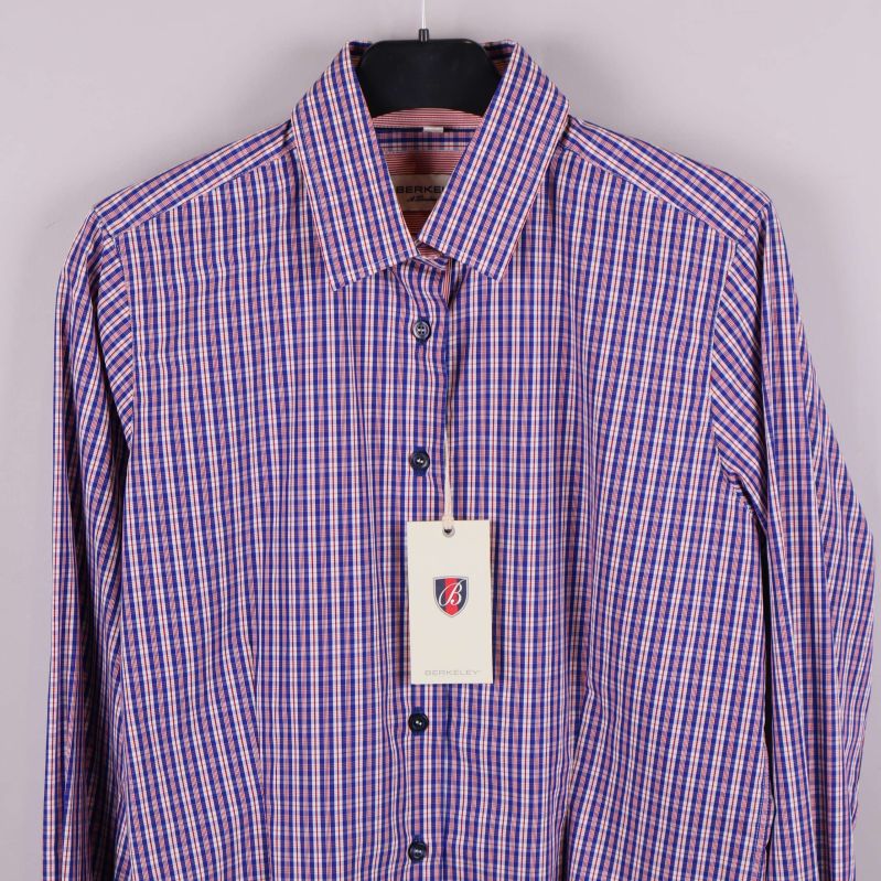 Närbild på skjortans framsida med knäppning och etikett