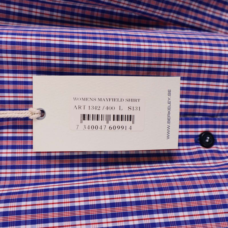 Produktetikett på rutigt tyg, visar artikelnummer