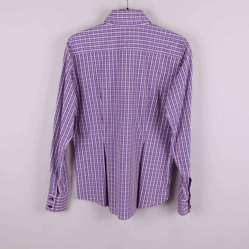 Baksidan av långärmad rutig skjorta på galge