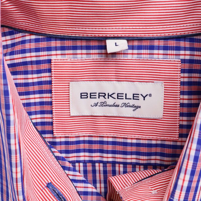 Närbild på innertyg och etikett, rutigt och randigt tyg syns