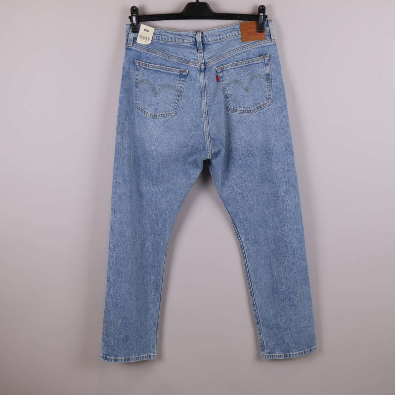 Baksidan av Levi's jeans med fickor och etiketter