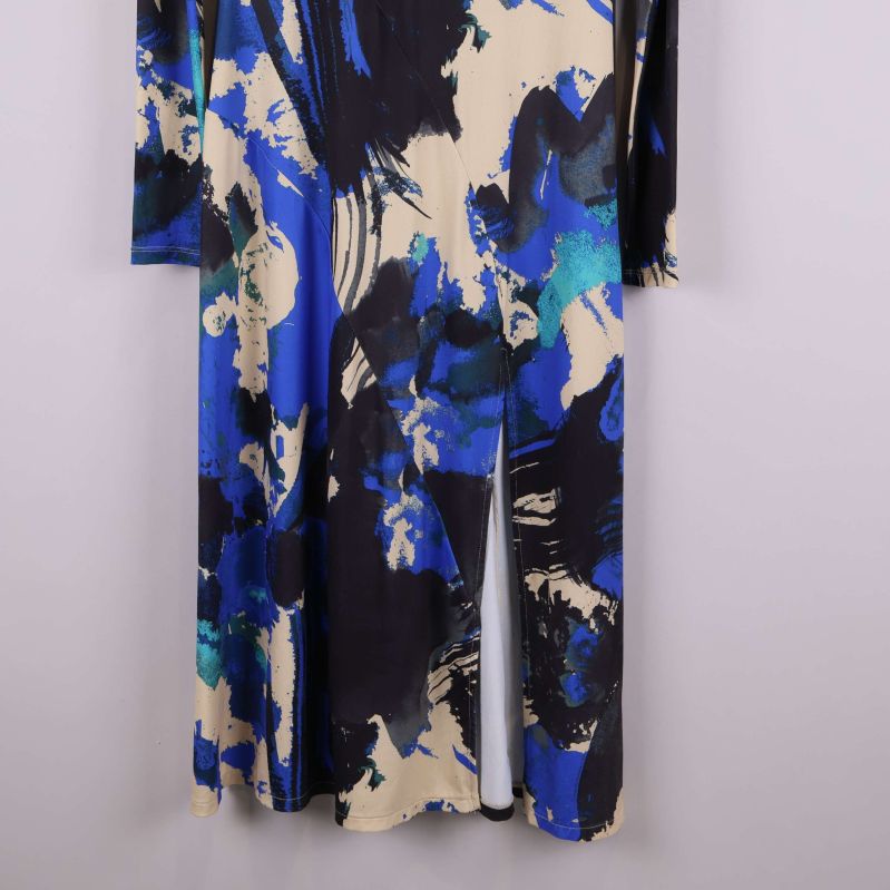 Nederdelen av klänning med blåa och beigea inslag