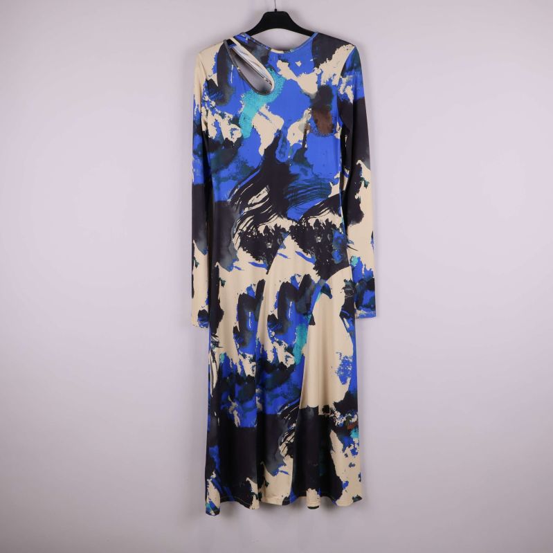 Baksidan av klänning med abstrakt blått mönster