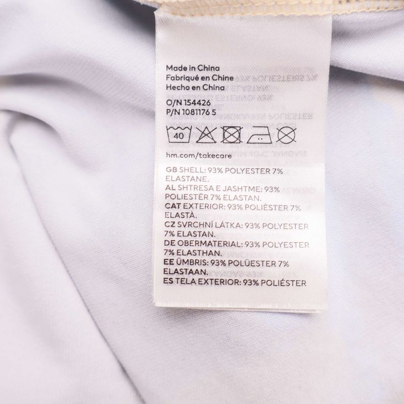 Materiallapp visar 93% polyester och 7% elastan