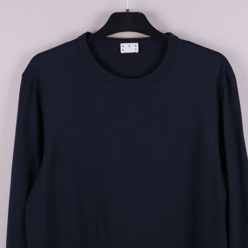 Långärmad mörkblå t-shirt visad upptill
