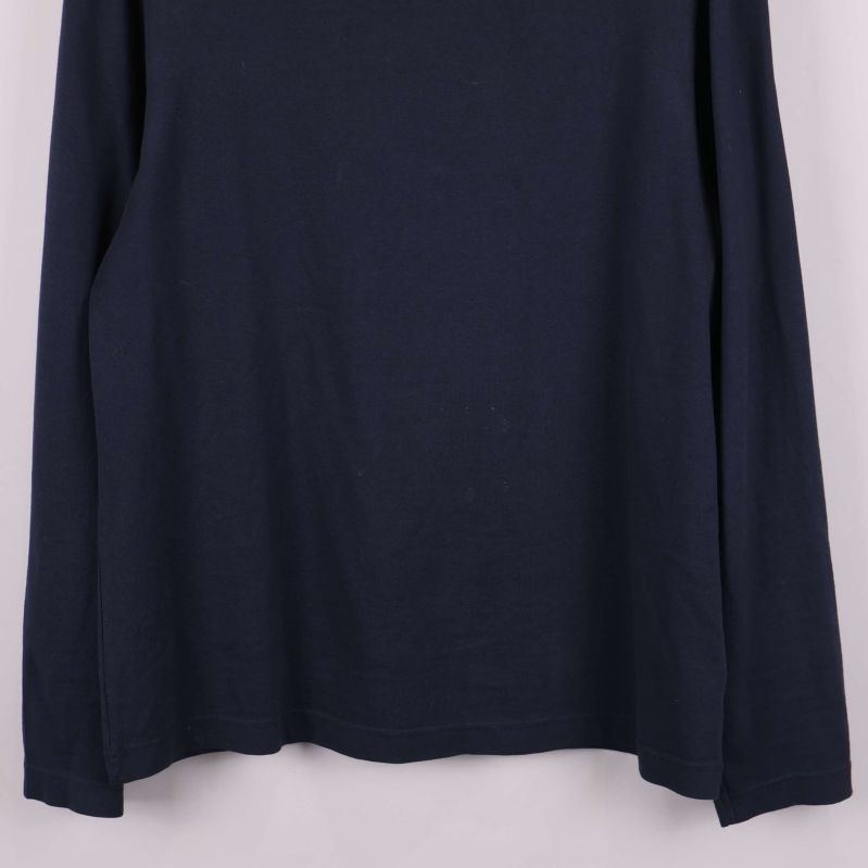 Nederkant av långärmad mörkblå t-shirt
