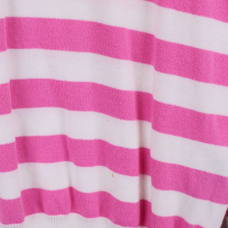 Närbild på rosa och vitrandig stickning