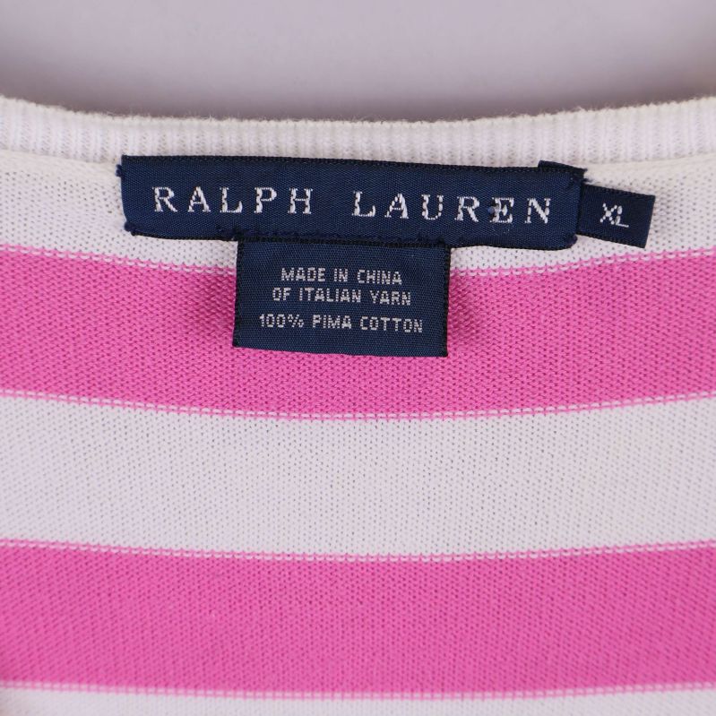 Närbild på etikett med text Ralph Lauren XS i tröjan