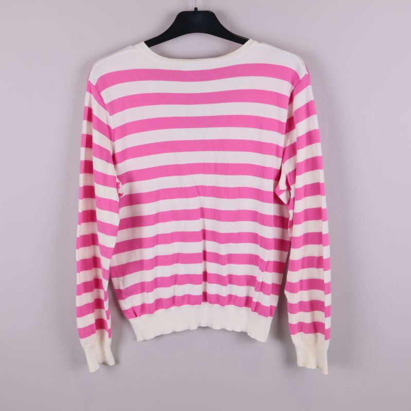 Baksidan av rosa och vit randig tröja på galge