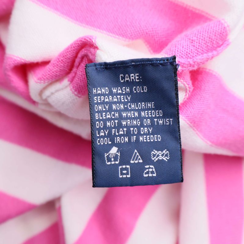 Tvätt- och skötselrådsetikett i randig tröja