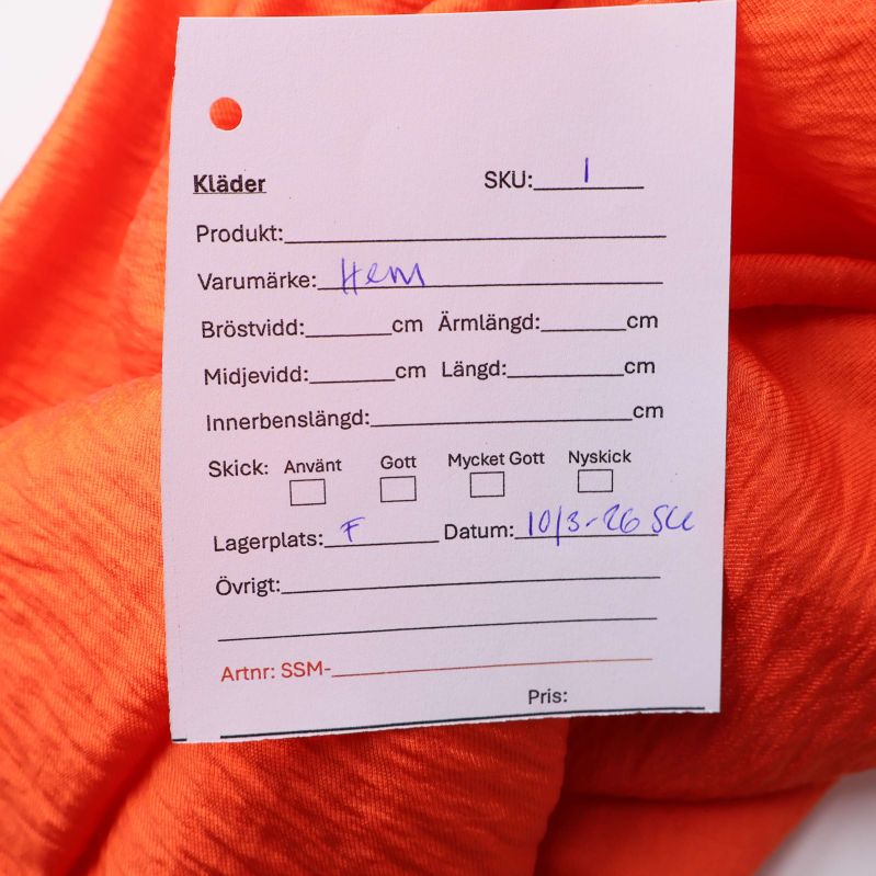 Handskriven kläder etikett med H&M som varumärke