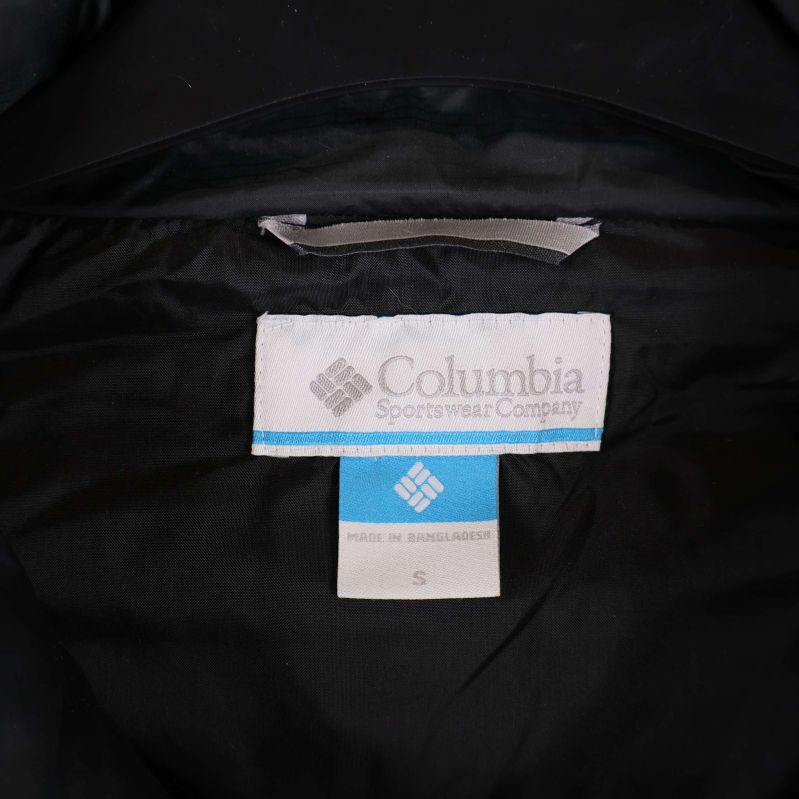 Närbild på etikett från Columbia Sportswear Company invändigt